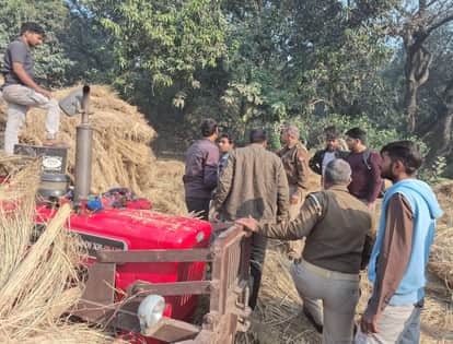 ट्रैक्टर के नीचे दबे लोग