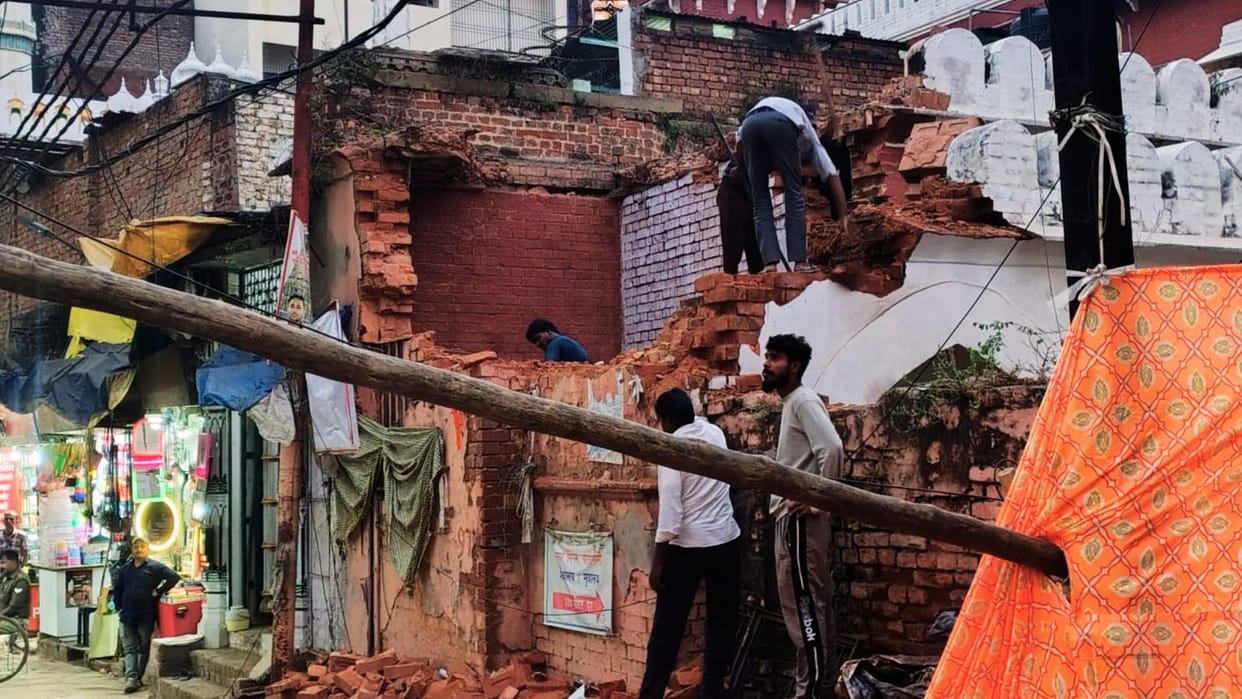 After 10 days administration hammer came into action again in Dalmandi varanasi road was blocked