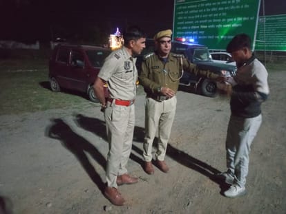 वाहन चलाकों से समझाइश करते पुलिस कर्मी