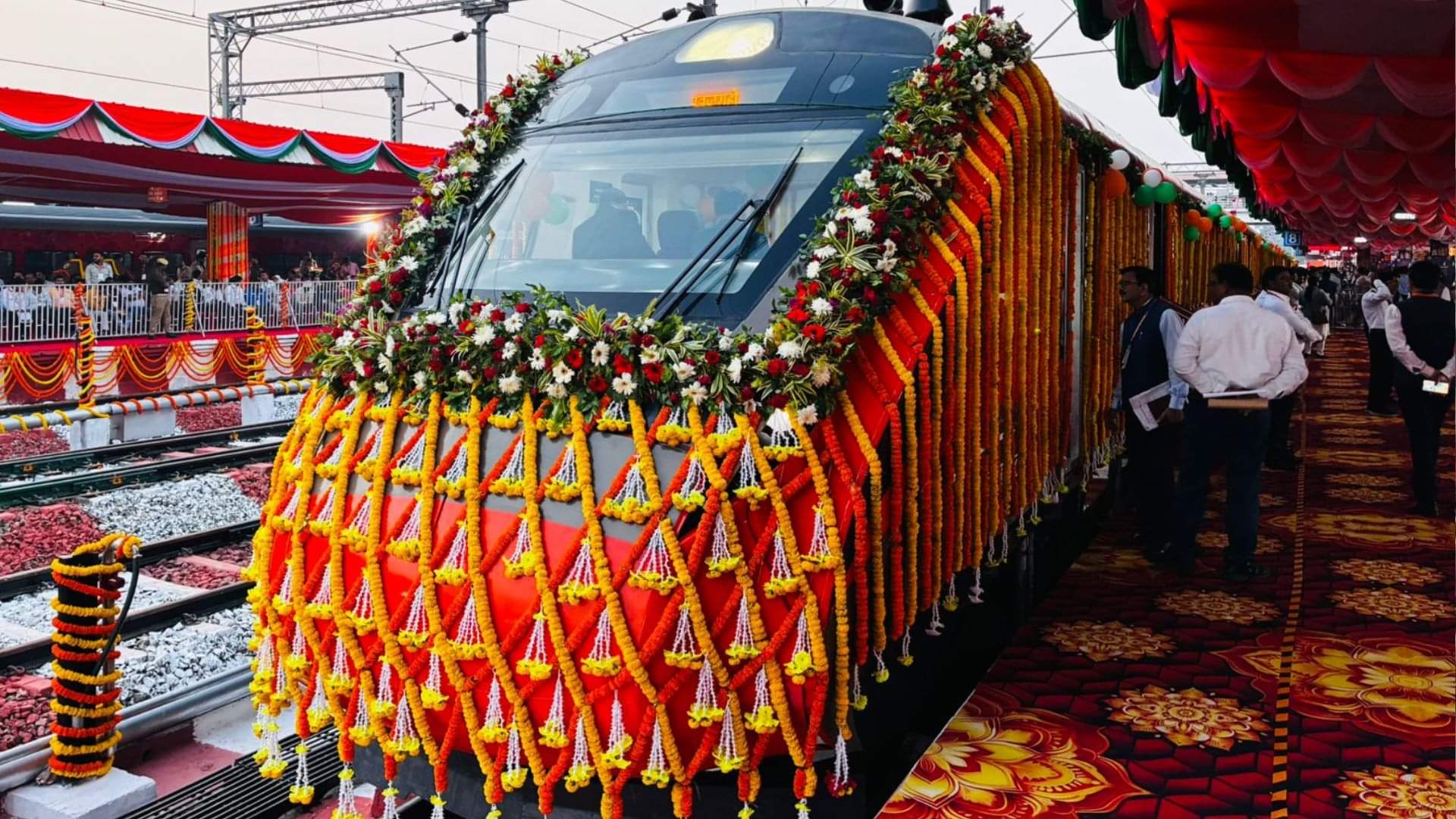 PM Narendra Modi flagged off Vande Bharat train from Varanasi railway station
