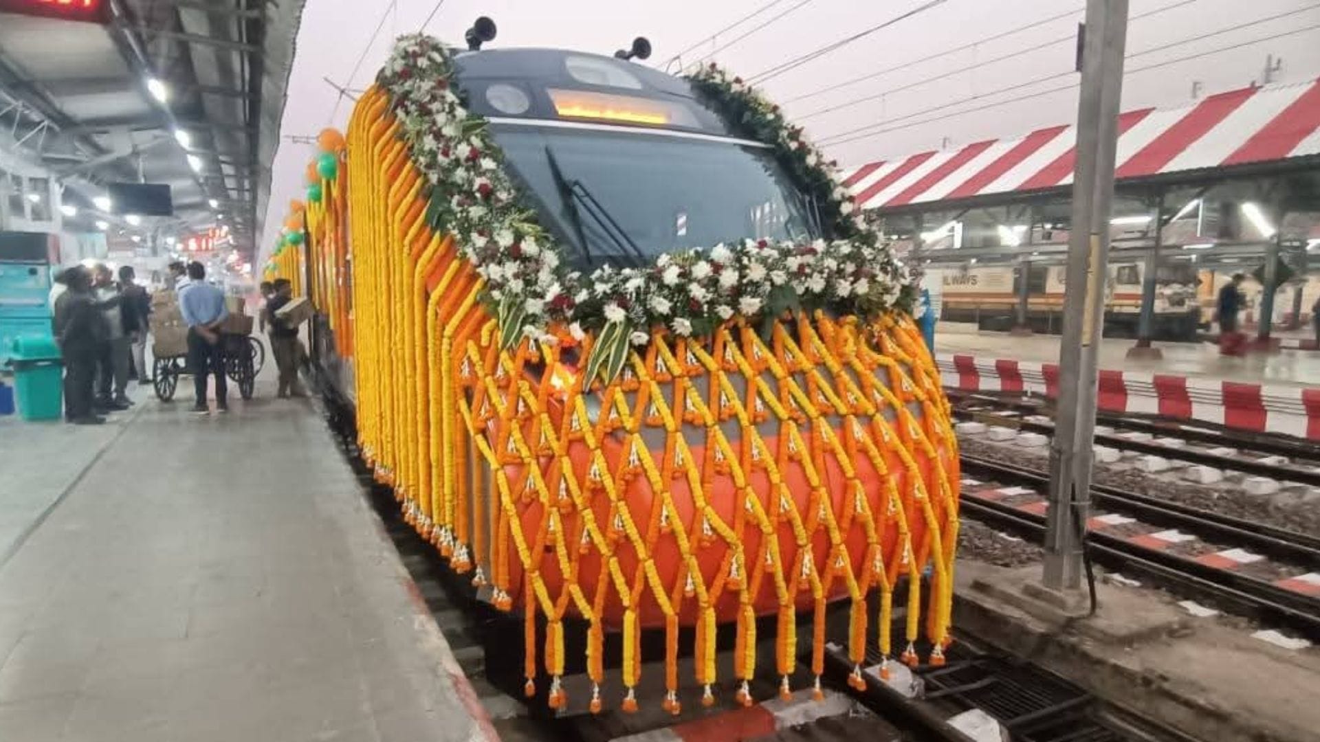 Indian Railway Rules 3 Train Tickets Confirmed Out of 5 Passengers How Can Remaining Two Travel