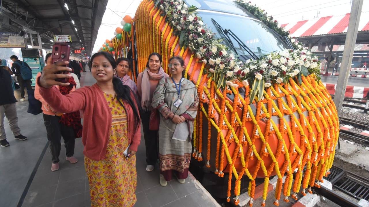 UP: 'Vande Bharat' departs from Lucknow for Saharanpur... will reach 110 kmph, passengers take selfies; photos