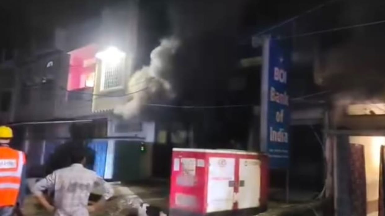 Massive fire at Bank of India in ballia People terrified by flames important documents records burnt to ashes