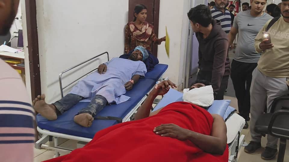 अस्पताल में भर्ती घायल मरीज