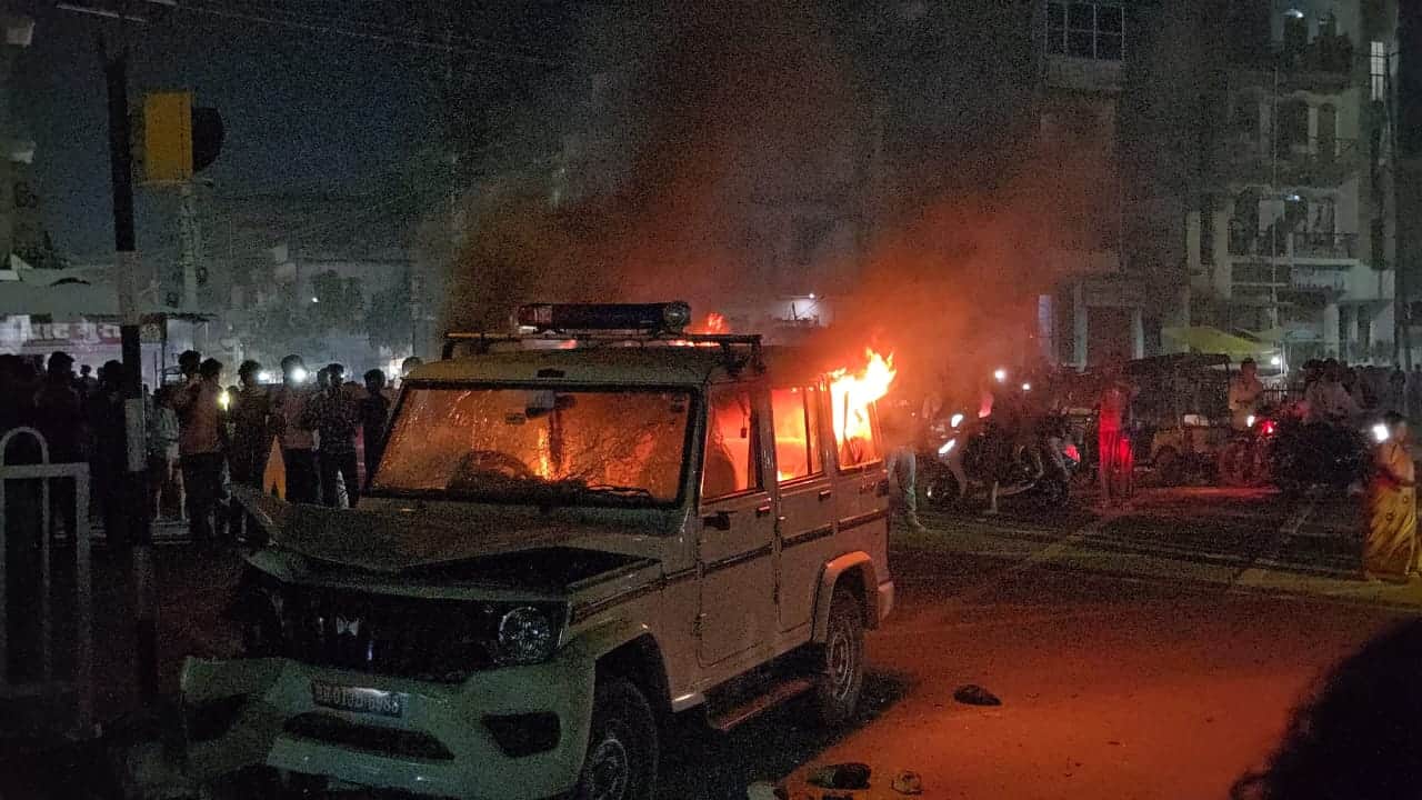 बीच सड़क पर भीड़ ने पुलिस गाड़ी पर लगा दी आग, धू-धू करती जलती गाड़ी।