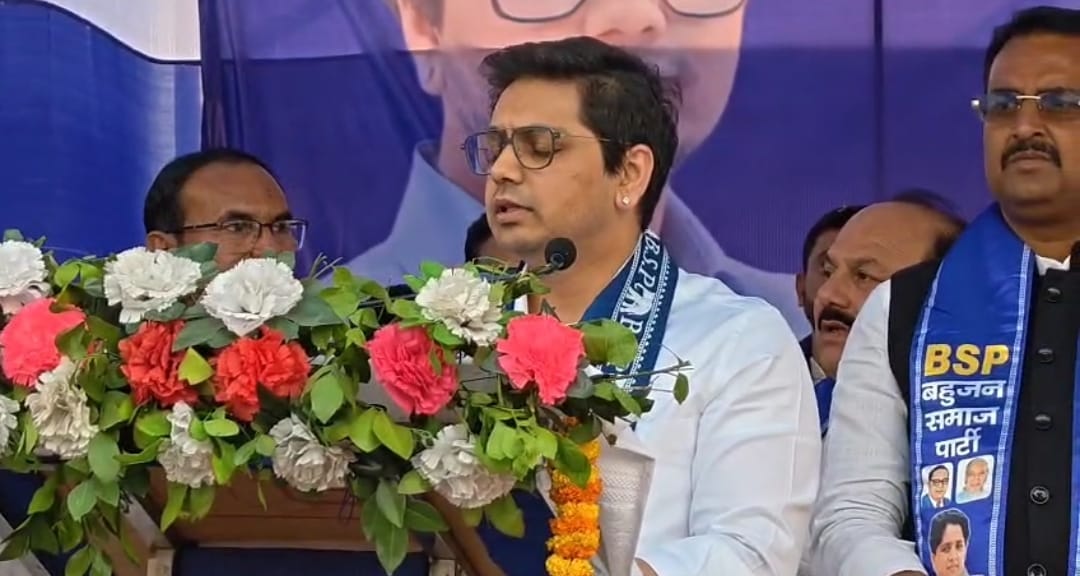 भुसंडा मैदान में बहुजन समाज पार्टी की जनसभा को संबोधित करते आकाश आनंद।