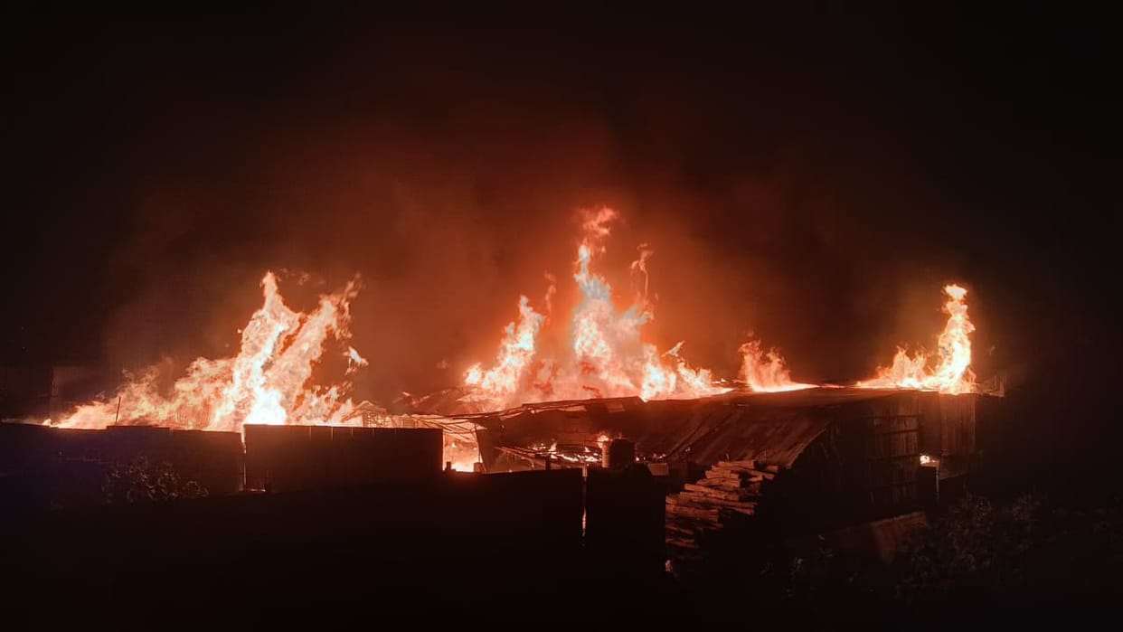 Bhopal News: Massive fire in Bhopal's wood depots, 25 fire engines on the spot, flames reached 6 depots