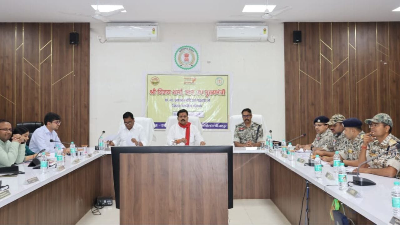 बीजापुर में विकास कार्यों की समीक्षा बैठक