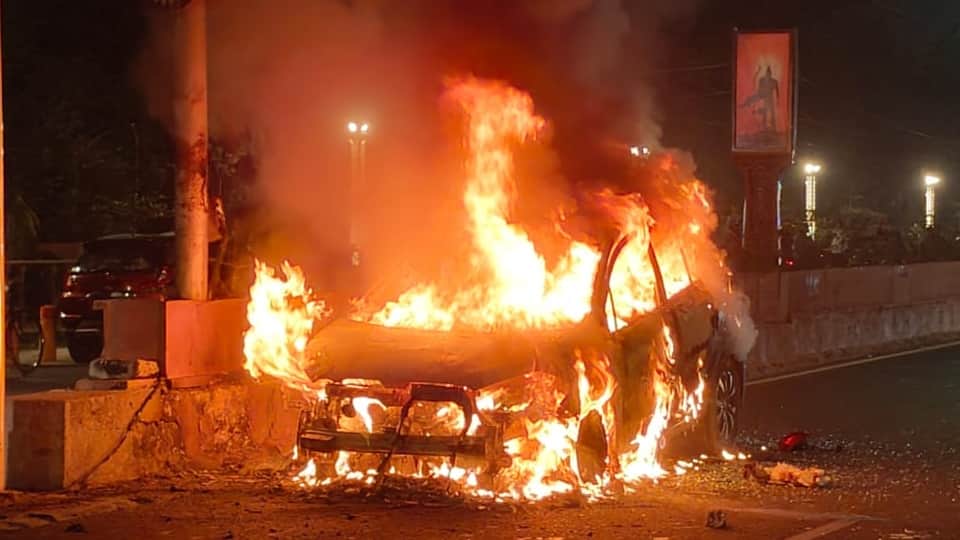Delhi: A car caught fire in the middle of the road