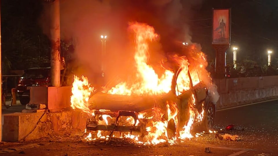 Delhi: A car caught fire in the middle of the road