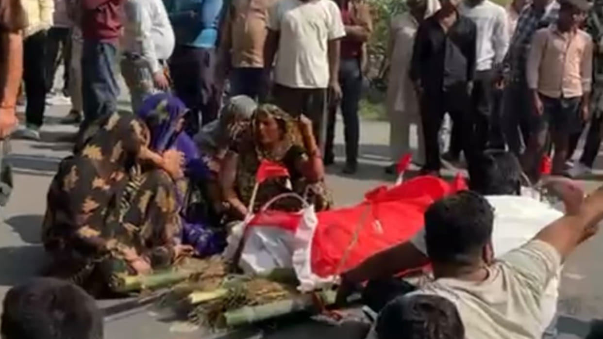 Family members of deceased youth created a ruckus in the Bansgaon area of Gorakhpur, he was injured in beat