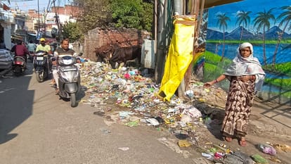 Municipal Corporation sanitation workers strike continues in Bareilly