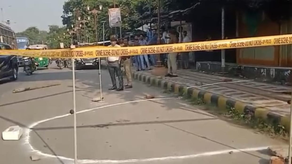 Jhansi: A young man shot a female student in front of the university and then shot himself.