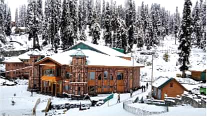 कश्मीर के गुलमर्ग में बर्फ की चादर। यहां का तापमान लगातार गिर रहा है।