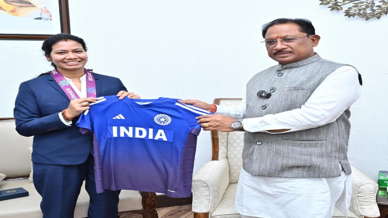 Chhattisgarh daughter Akanksha honored by CM Sai, played a key role in the women's cricket team's victory