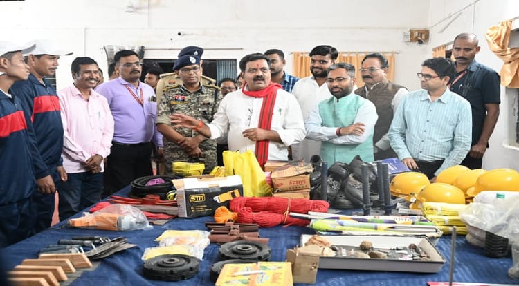 Chhattisgarh News: उपमुख्यमंत्री विजय शर्मा ने वनांचल ग्राम मुल्ला के पुनर्वास केंद्र का आकस्मिक निरीक्षण किया