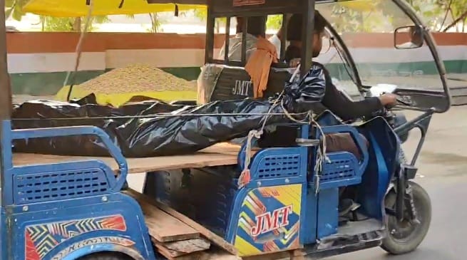 Hamirpur No vehicle found after postmortem family members took the body away in erickshaw by placing platform