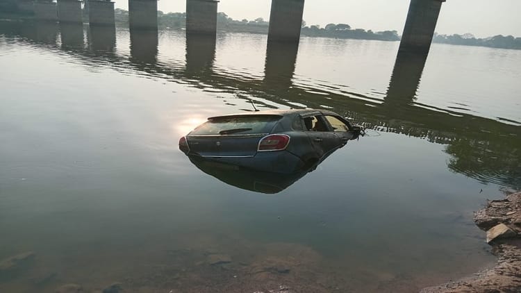 राजनांदगांव: खुटेरी शिवनाथ नदी में कार के अंदर मिला युवक का शव, जांच में जुटी पुलिस