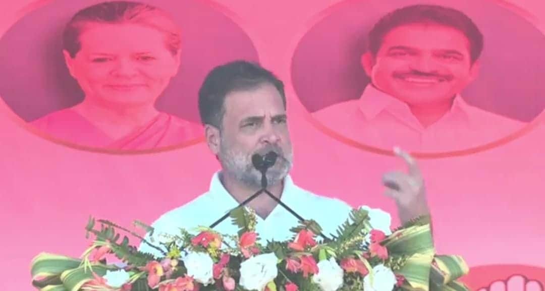 किशनगंज में राहुल गांधी अपनी सभा को संबोधित करते हुए।