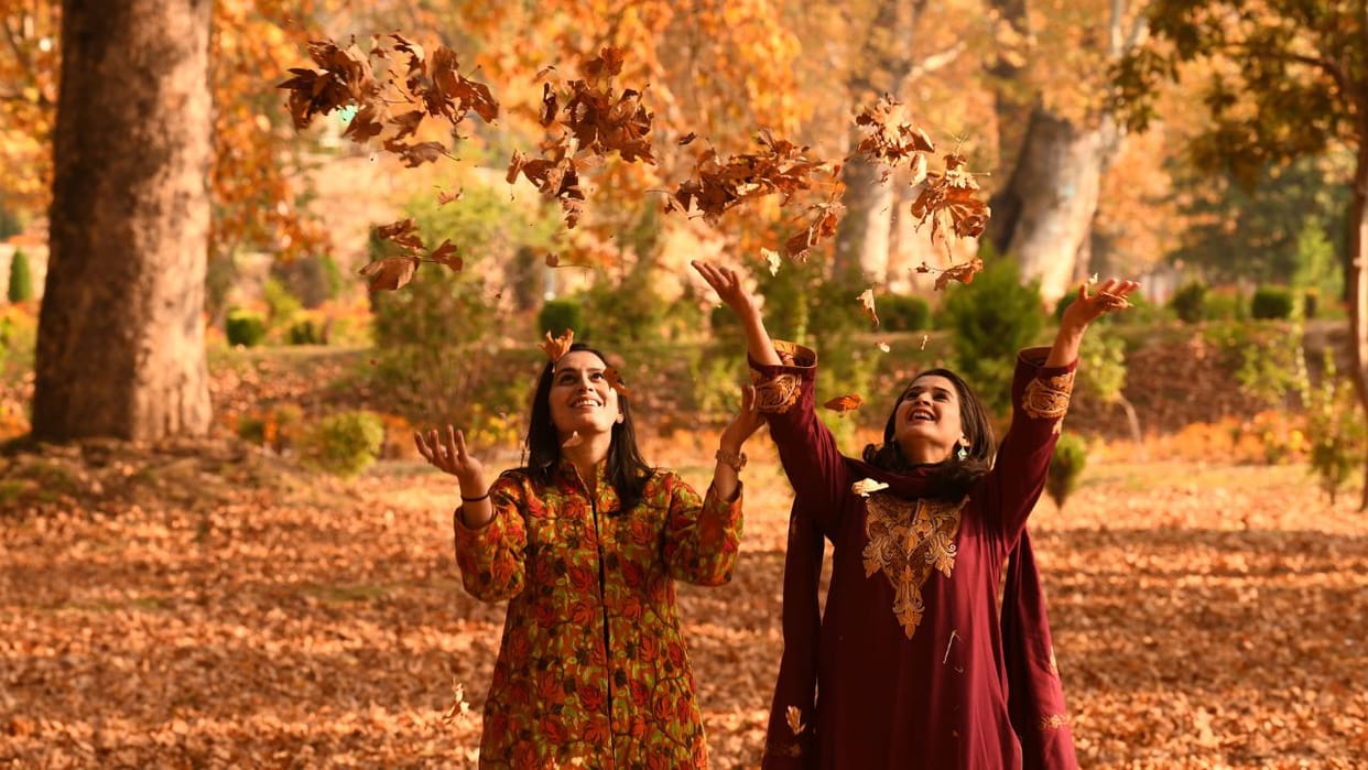 Nowadays a different and beautiful style of weather is being seen in Kashmir.