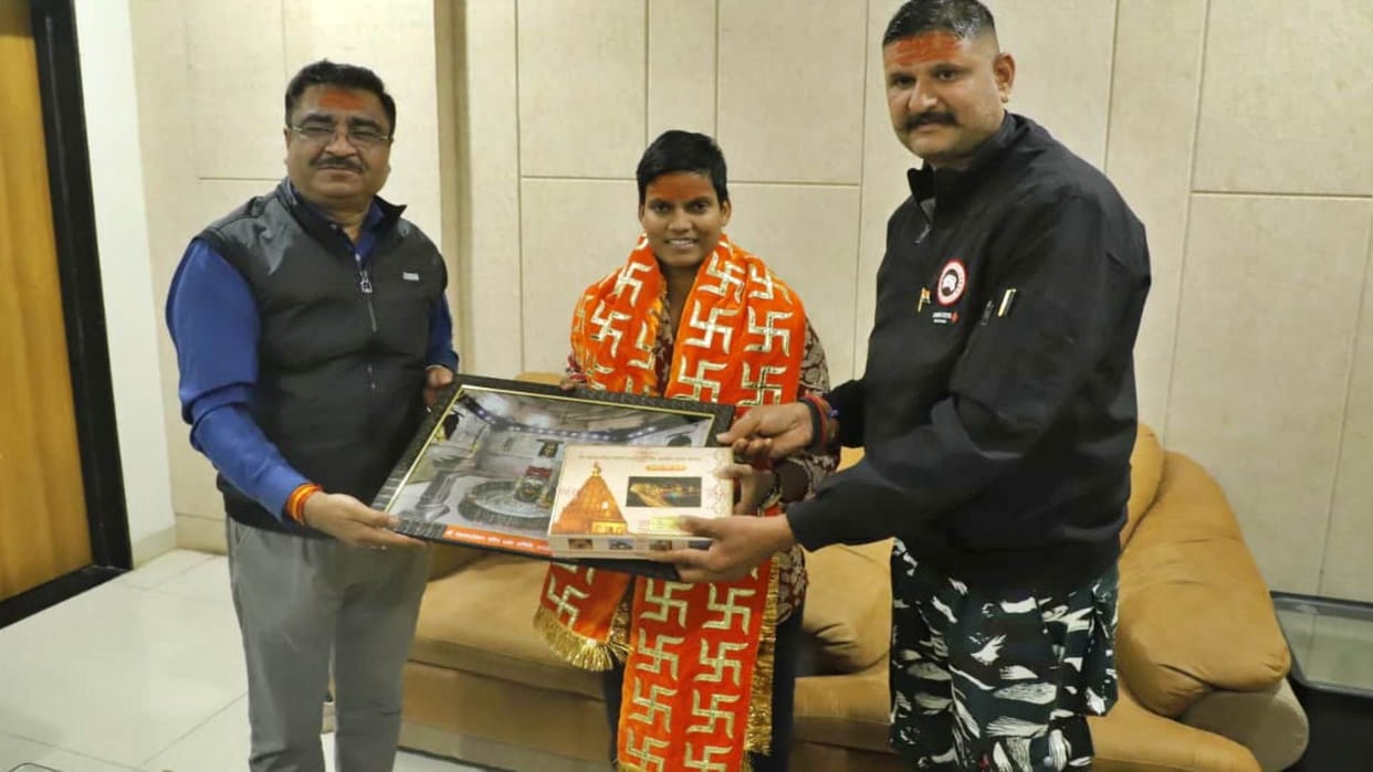 Ujjain News: Cricketer Deepti Sharma visited Baba Mahakal
