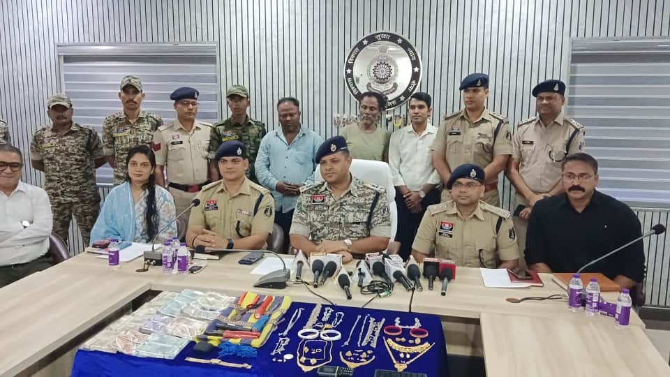 पुलिस की गिरफ्त में आरोपी