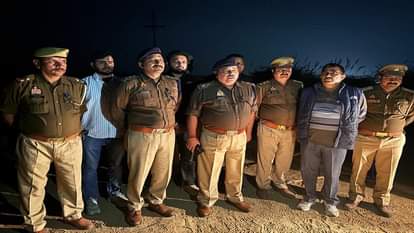 पुलिस मुठभेड़ स्थल पर मौजूद पुलिस अधिकारी