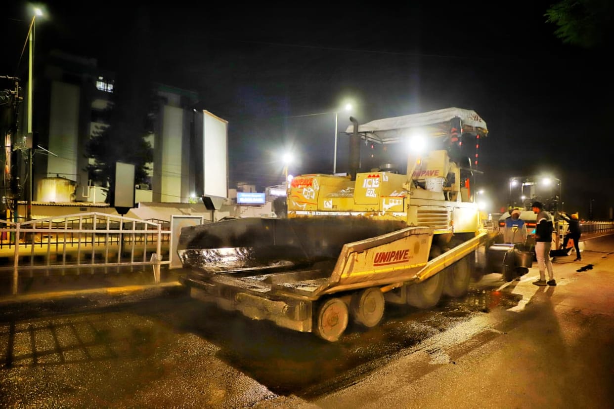 Indore: Potholes on Indore roads remain unfilled, Minister Vijayvargiya inspects patchwork at night