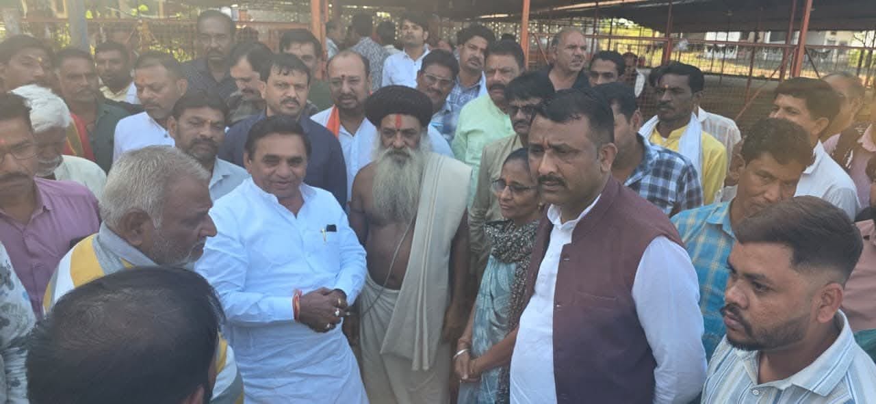 संत मंडल के अध्यक्ष मंगलदास त्यागी जी महाराज के नेतृत्व में मांधाता विधायक से मिला प्रतिनिधि मंडल