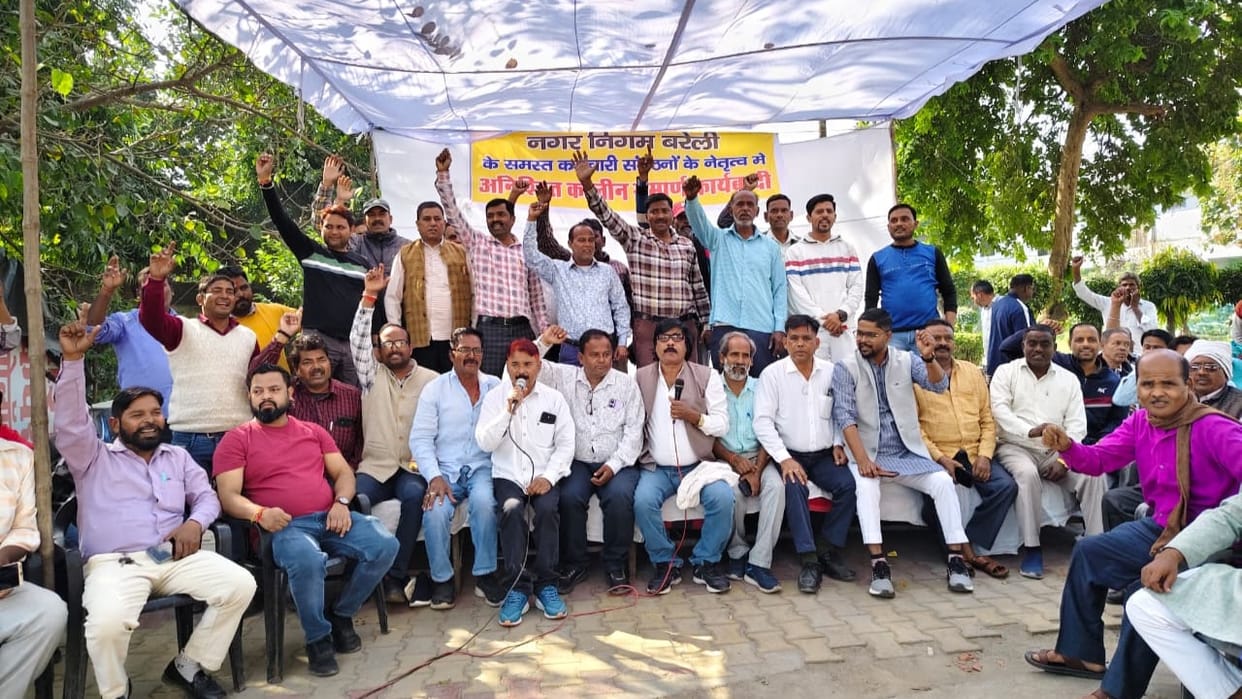 Municipal Corporation sanitation workers strike continues in Bareilly