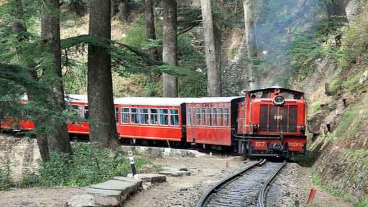 Fog slows down Howrah speed delays three trains from Kalka by two hours weather update himachal