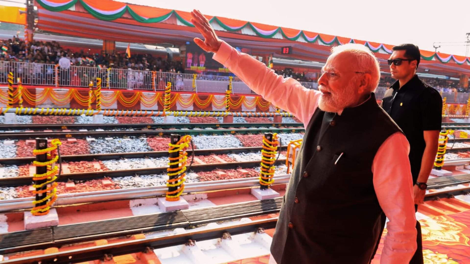 Banaras to Khajuraho Vande Bharat Har Har Mahadev echoed at station passengers said route was pleasant