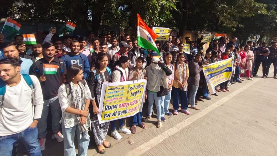 indore news electricity company recruitment for 2500 posts stalled due to court case, candidates protest at MD