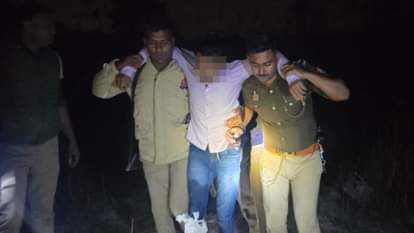 घायल आरोपी को लेकर जाते पुलिसकर्मी