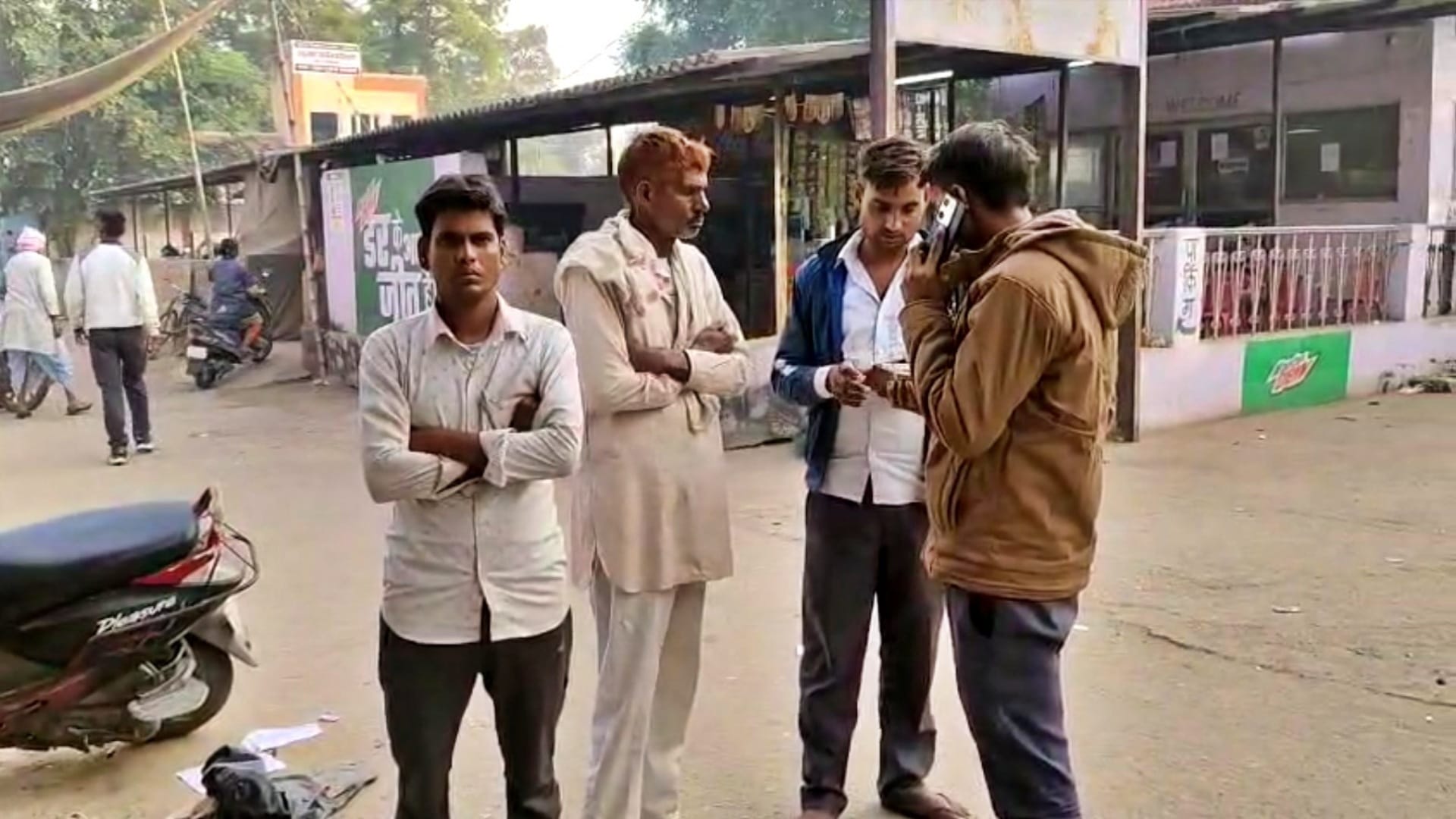 शव लेने अस्पताल पहुंचे परिजन