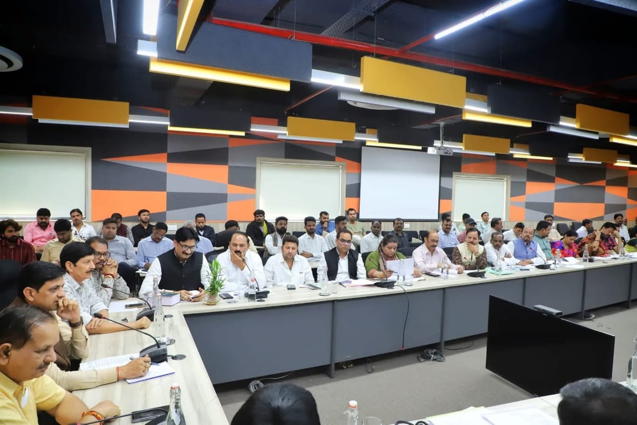 Indore News: Councilors said in the meeting – work is not being done in the wards, how will they face the publ