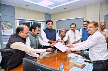 भाजपा प्रतिनिधि मंडल ने चुनाव आयोग के नाम ज्ञापन सौंपा