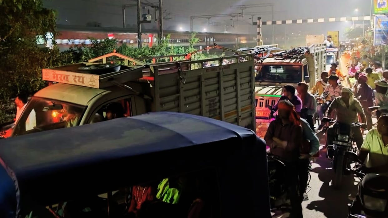 Azamgarh Superfast Express halted for 40 minutes without stoppage due to chain pulling in mau