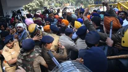 Tension at panjab university Students upset over FIR against gate breakers