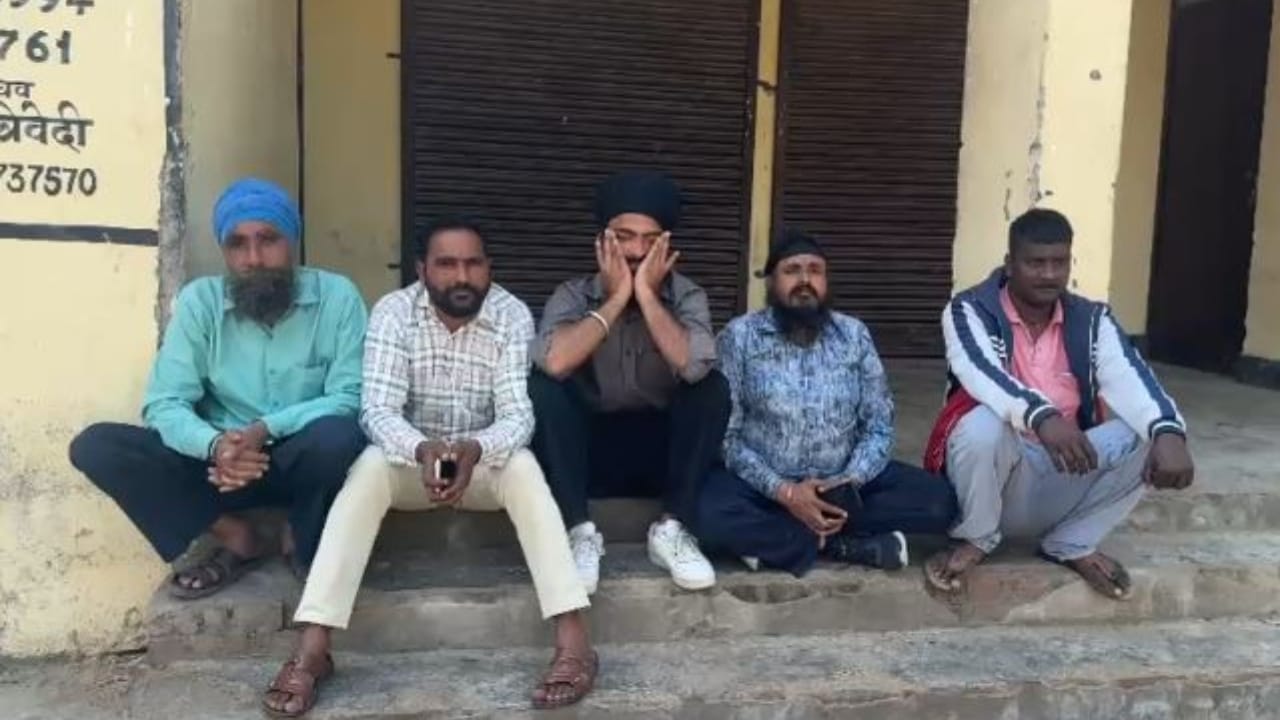 साधन समिति के बाहर बैठे किसान