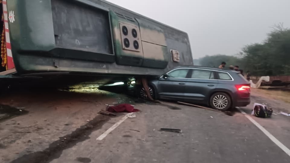 Accident in Siwani Mandi, Sleeper bus going from Jaipur to Amritsar lost control collided with tractor
