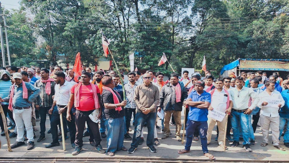 Kranti Sena anger against Neelkanth Company burnt the effigy of HR warned of agitation in Korba