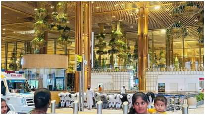 कर्नाटक में एयरपोर्ट पर नमाज पढ़ते लोगों का कथित वीडियो वायरल।