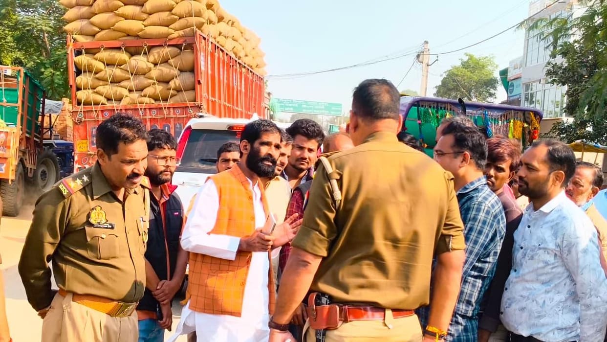 Jhansi: Farmers were troubled by the chaos in the market, MLA and administration reached the spot.
