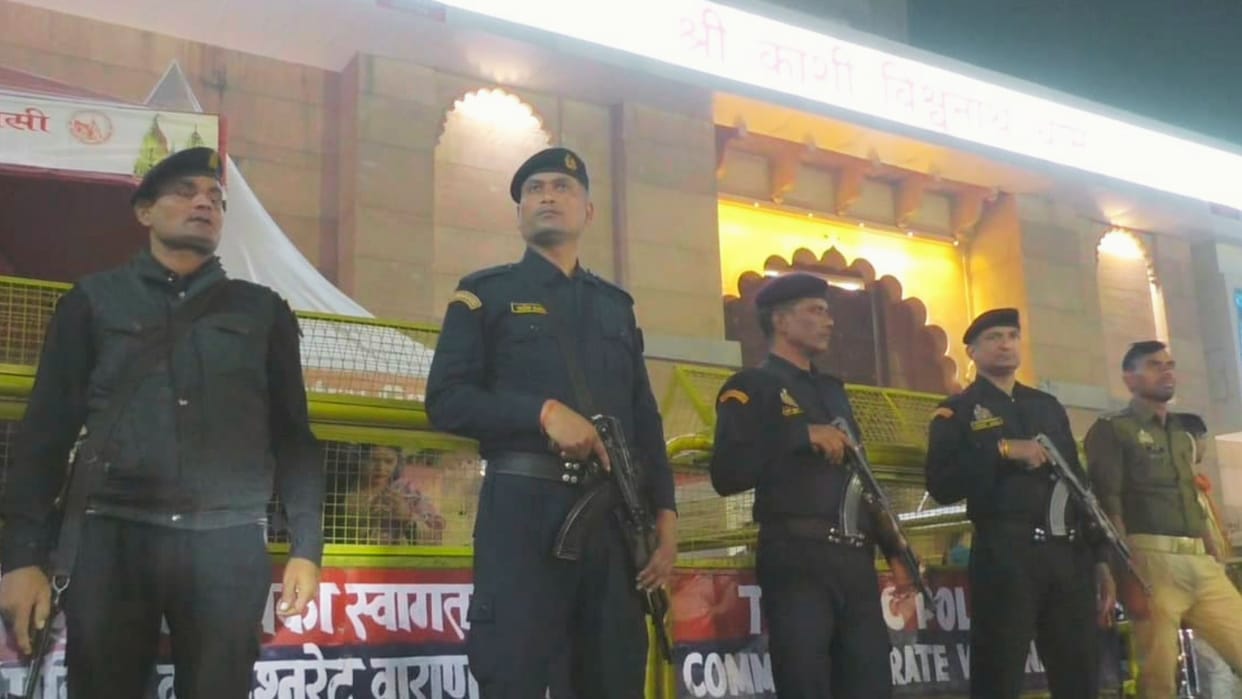 Delhi Blast alert in up Security beefed Kashi Vishwanath Temple and airport passengers checking