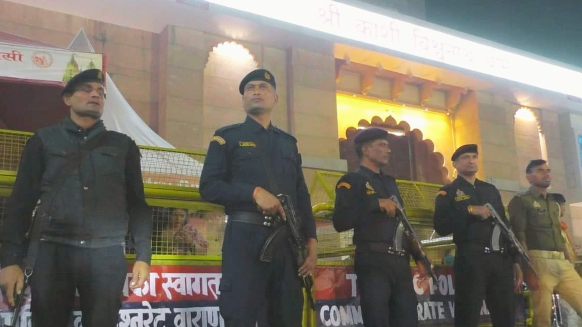 Delhi Blast alert in up Security beefed Kashi Vishwanath Temple and airport passengers checking