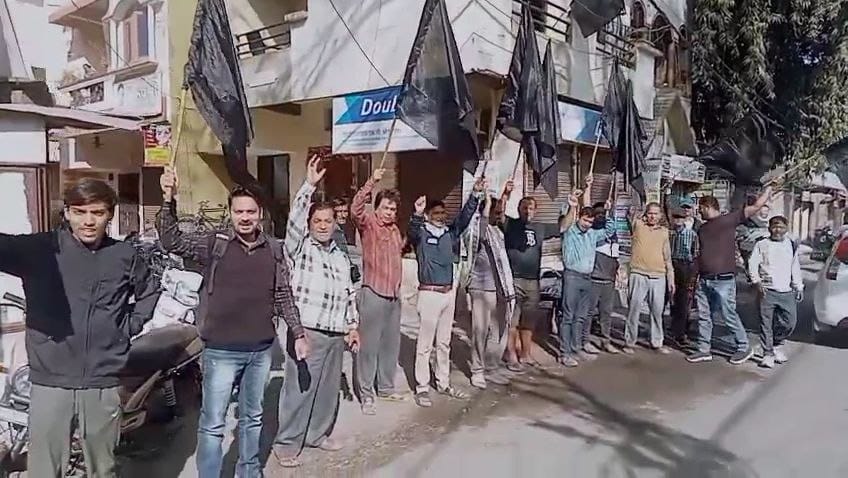 indore news residents protest road widening project from Jinsi Chauraha to Kila Maidan with black flags