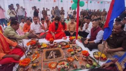 माघ मेला 2026 में पुलिस लाइन के लिए महंत बलवीर गिरि जी महाराज ने भूमि पूजन किया।