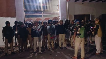 Police pelted with stones to free accused eight people including sub-inspector injured in Varanasi