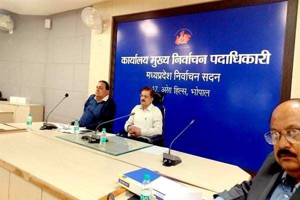 MP News: Chief Electoral Officer Sanjeev Kumar Jha said – officers should do SIR work with complete seriousnes